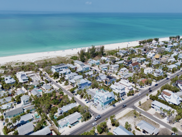 2 minute walk to beach West of Gulf Drive North end